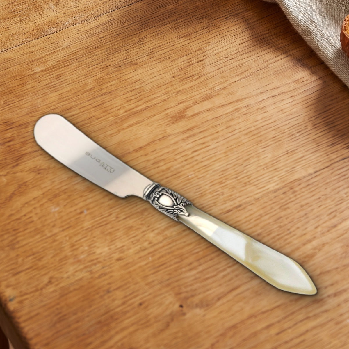 Casa Bugatti Oxford Antique spreaders knife on a warm oak table