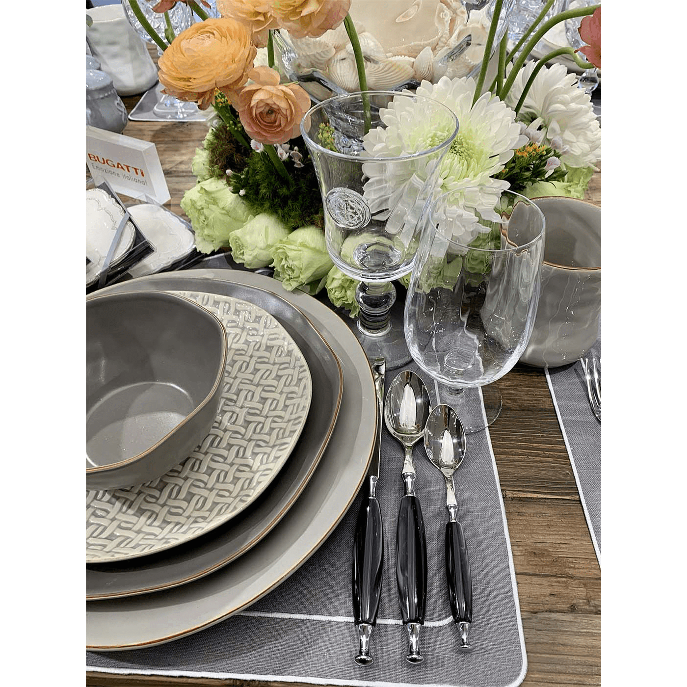 Country 5 Piece Place setting - black-Casa Bugatti USA