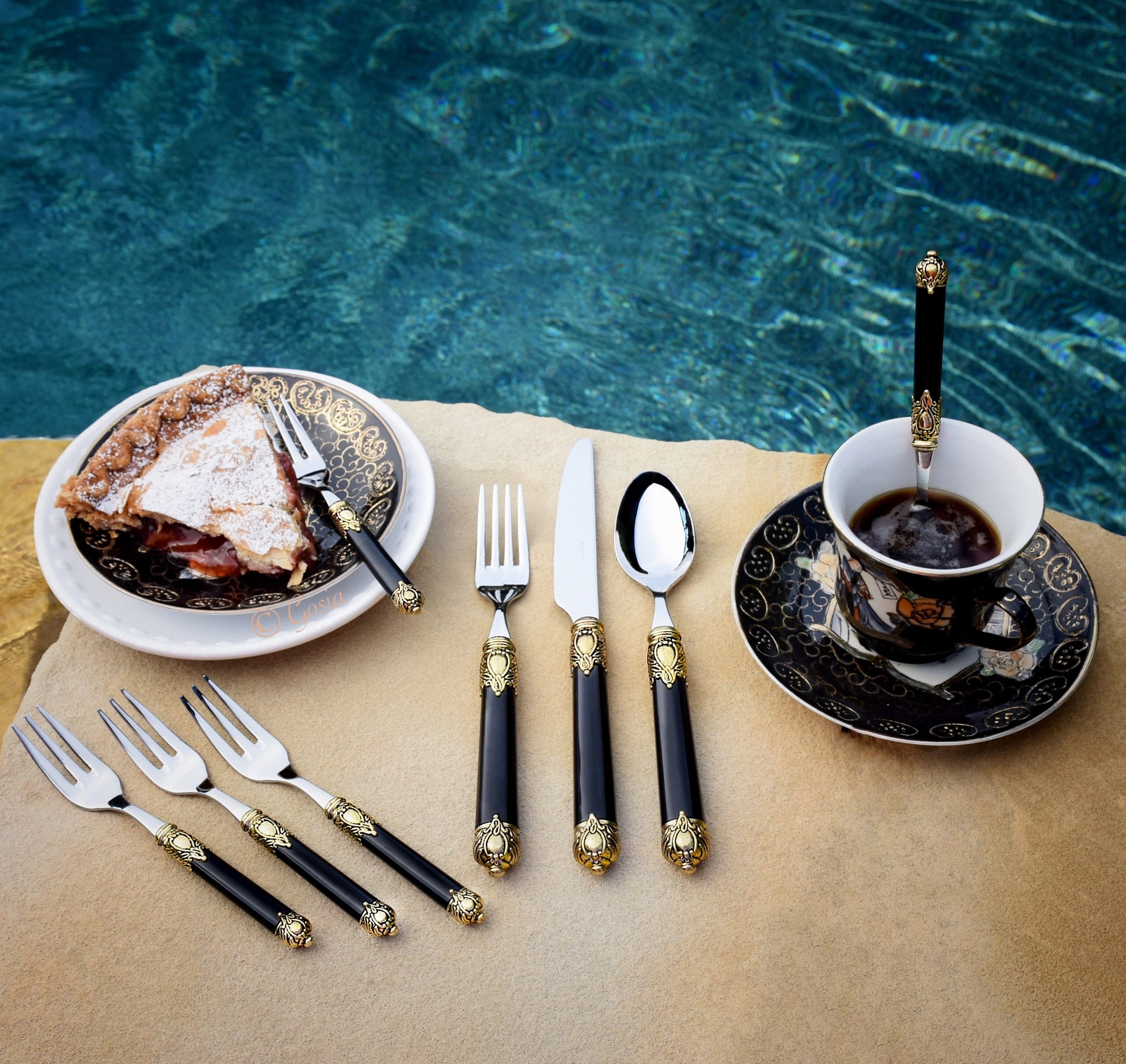 Rinascimento Gold ring 5 Piece Place Setting - BLACK